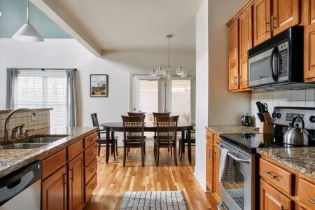 The Commodore - Stunning Vandy Home, Walk To It All Nashville Eksteriør billede